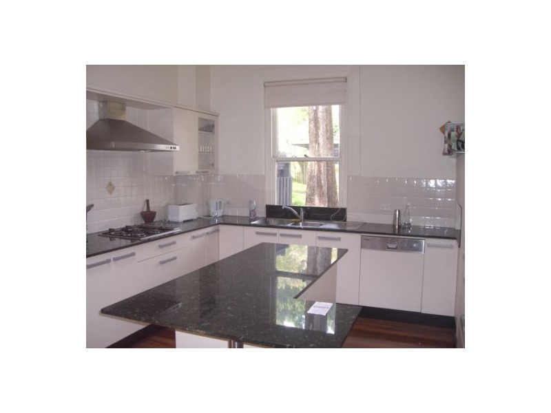 - Bank St, Mcmahons Point NSW 2060