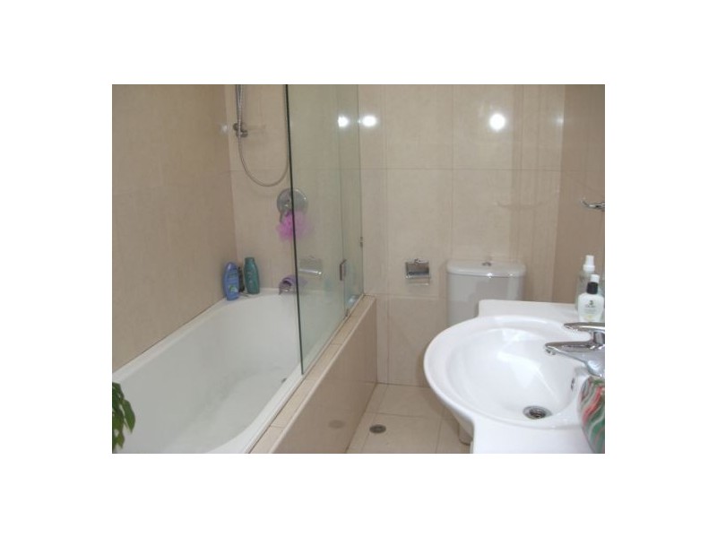 - Bank St, Mcmahons Point NSW 2060