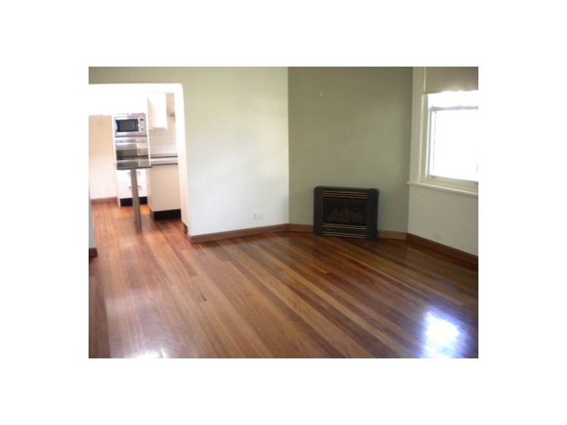 - Bank St, Mcmahons Point NSW 2060