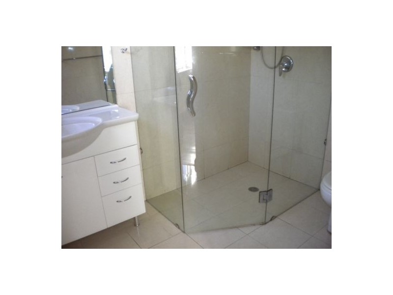 - Bank St, Mcmahons Point NSW 2060