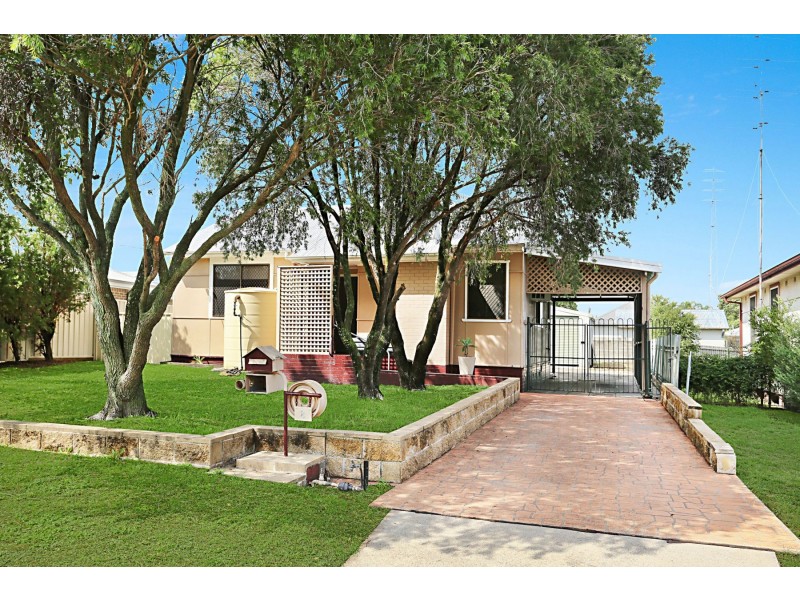 8 THIRD AVENUE, Rutherford NSW 2320