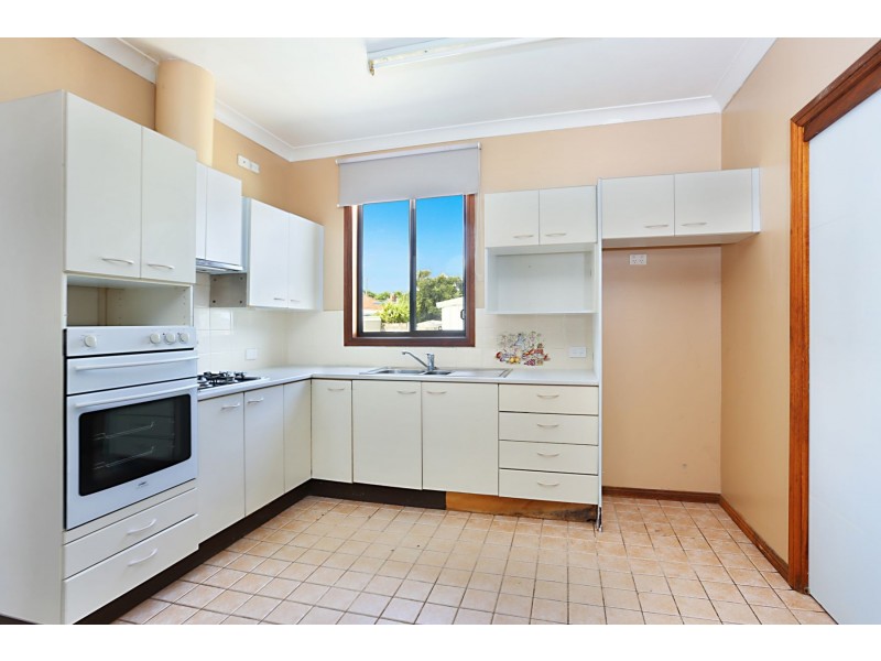 8 THIRD AVENUE, Rutherford NSW 2320