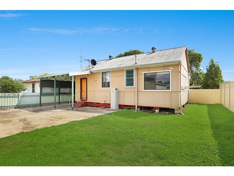 8 THIRD AVENUE, Rutherford NSW 2320