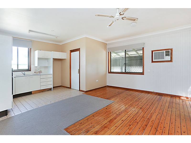 8 THIRD AVENUE, Rutherford NSW 2320