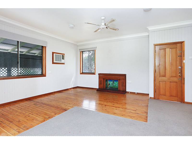 8 THIRD AVENUE, Rutherford NSW 2320