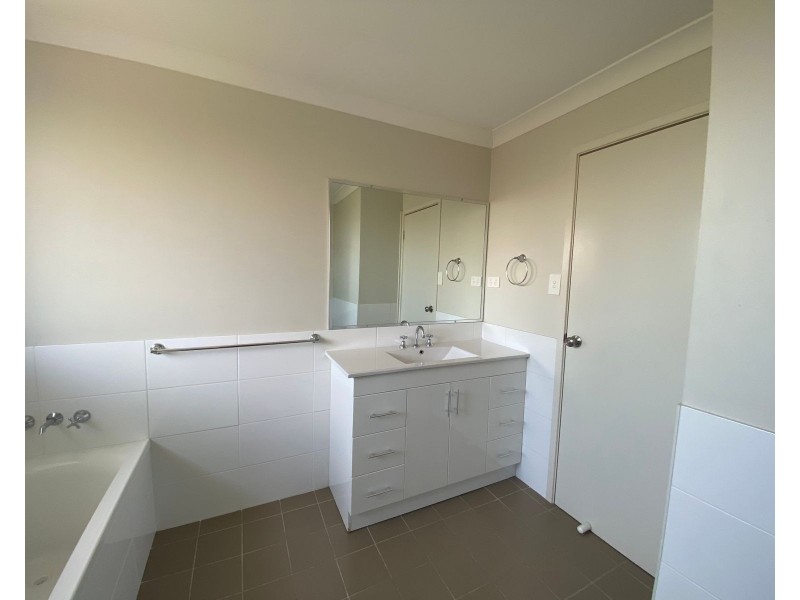9 Hepburn Close, Rutherford NSW 2320