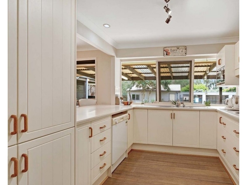 8 Moore Road, Bolwarra Heights NSW 2320