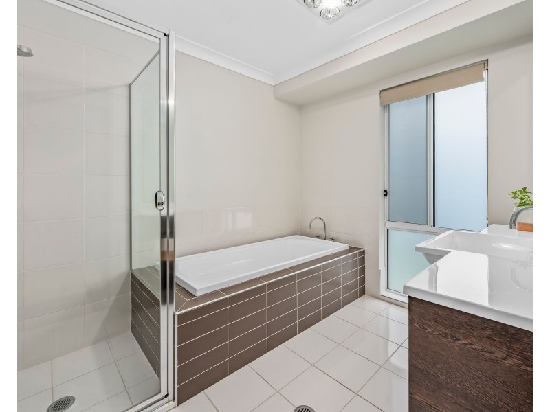 111 ABERGLASSLYN ROAD, Rutherford NSW 2320