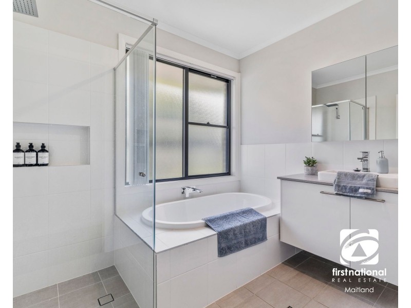1 Lambert Close, Bolwarra NSW 2320