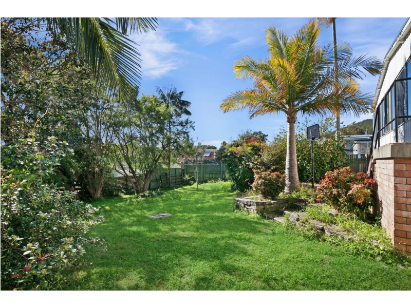 11 Orana Street, Green Point NSW 2251