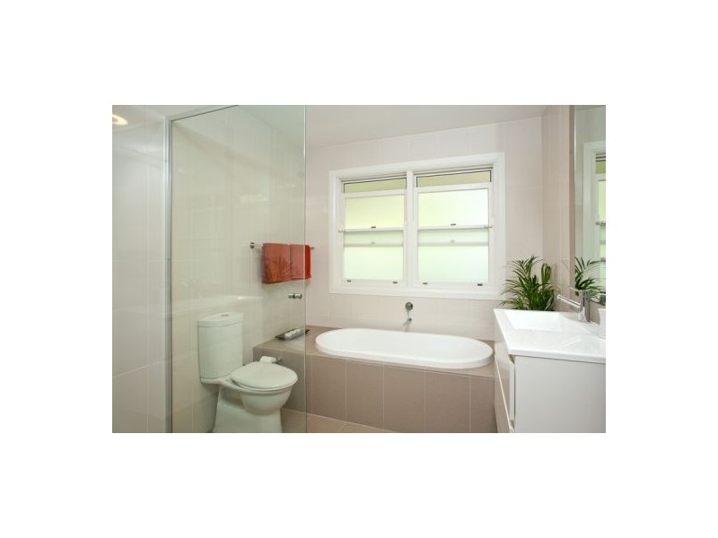 8 Rhonda Ave, Frenchs Forest NSW 2086