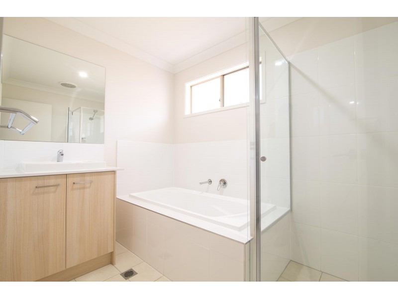 7 April Crescent, Bridgeman Downs QLD 4035