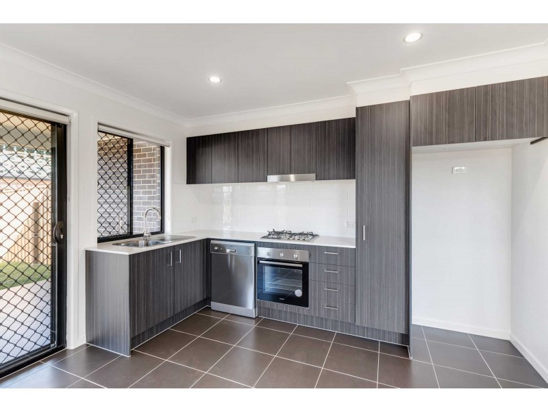 1/4 Zechariah Way, Augustine Heights QLD 4300