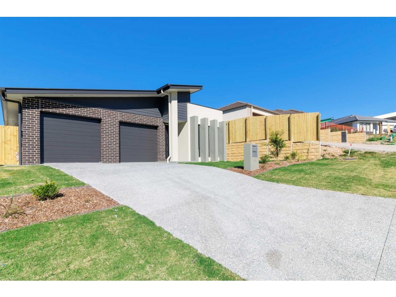1/4 Zechariah Way, Augustine Heights QLD 4300