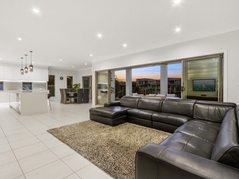 15 Southaven  Drive, Helensvale QLD 4212