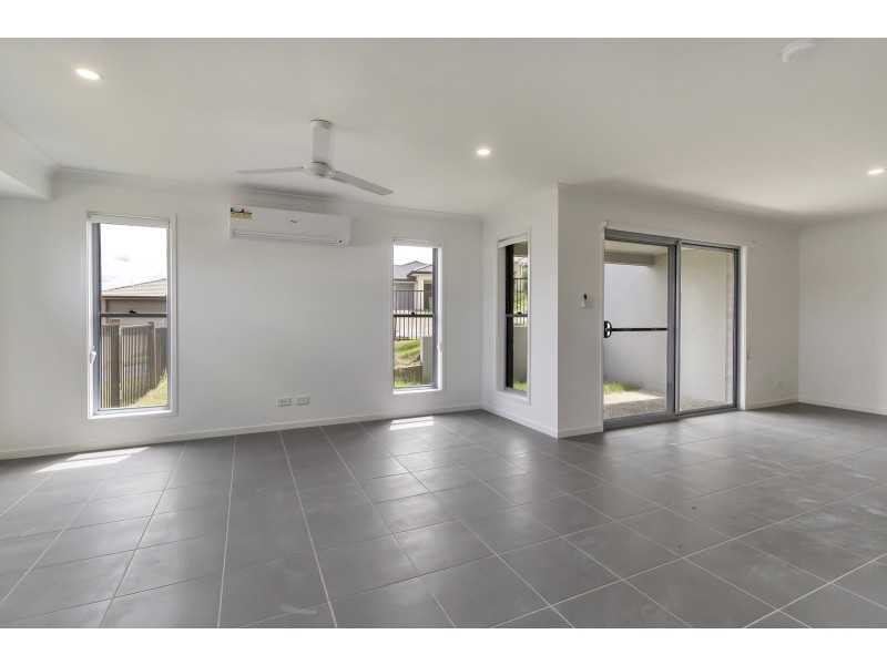 1/2 Nightshade Crescent, Pimpama QLD 4209