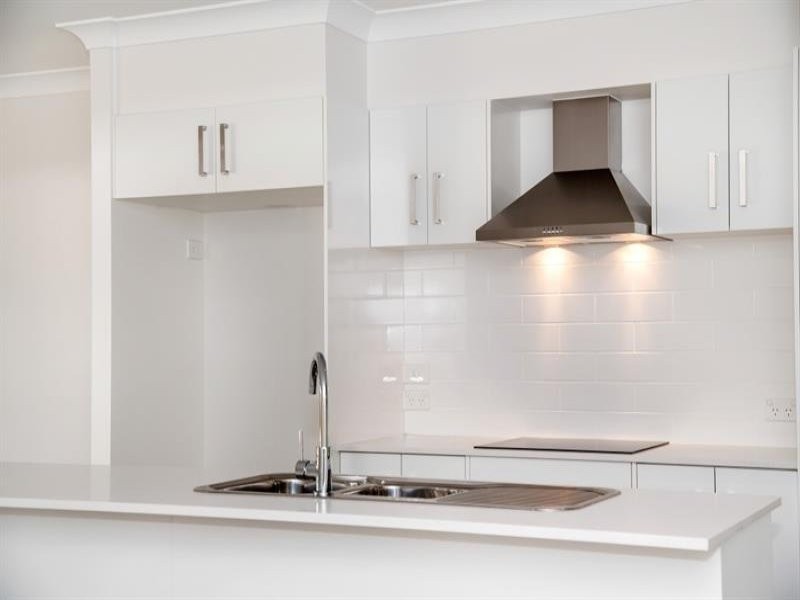 1/4 Brigid Boulevard, Augustine Heights QLD 4300