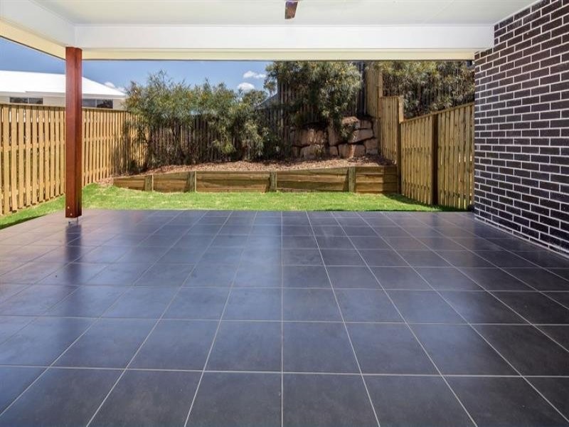 1/4 Brigid Boulevard, Augustine Heights QLD 4300