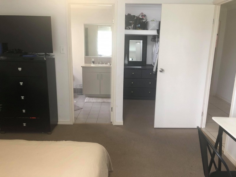 8 Hill End Avenue, Hillcrest QLD 4118