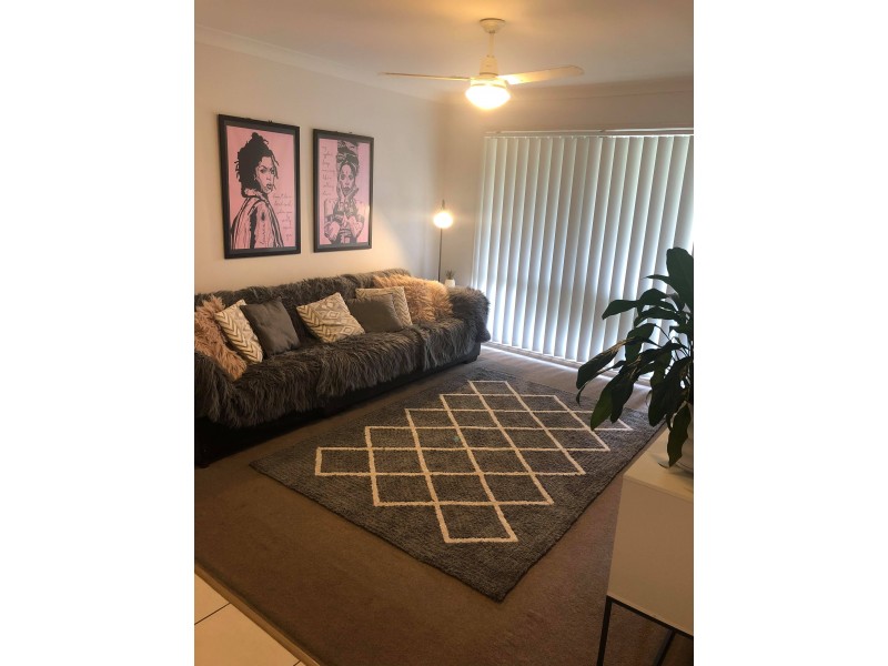 8 Hill End Avenue, Hillcrest QLD 4118