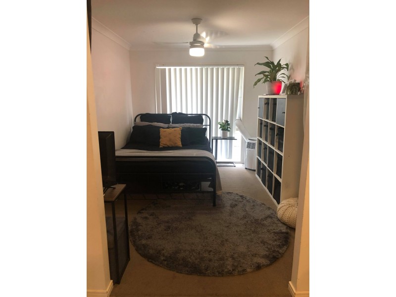 8 Hill End Avenue, Hillcrest QLD 4118