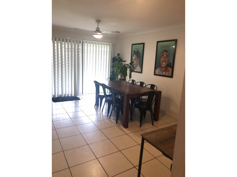 8 Hill End Avenue, Hillcrest QLD 4118