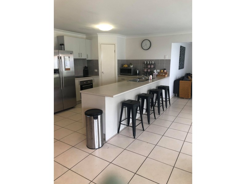 8 Hill End Avenue, Hillcrest QLD 4118