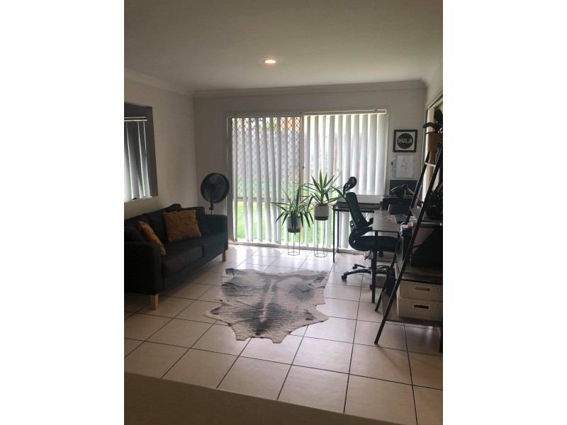 8 Hill End Avenue, Hillcrest QLD 4118