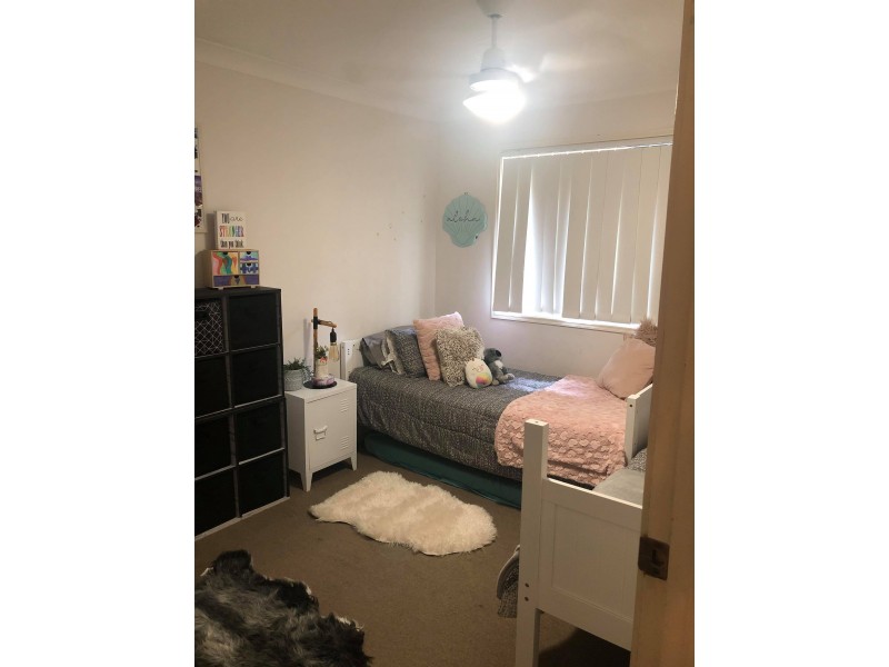 8 Hill End Avenue, Hillcrest QLD 4118