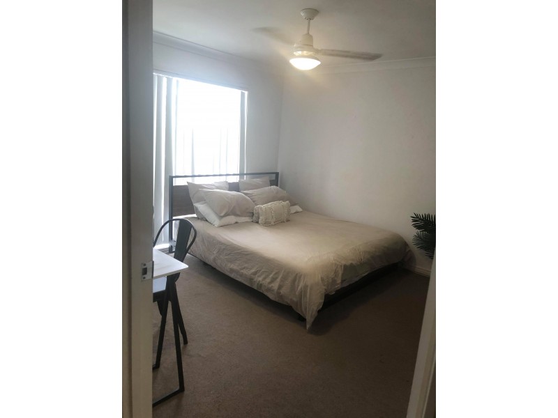 8 Hill End Avenue, Hillcrest QLD 4118