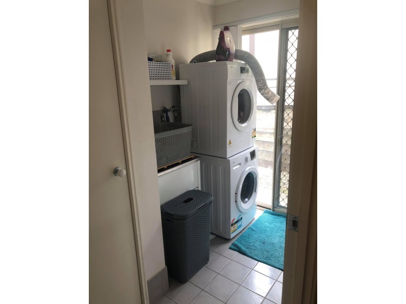 8 Hill End Avenue, Hillcrest QLD 4118