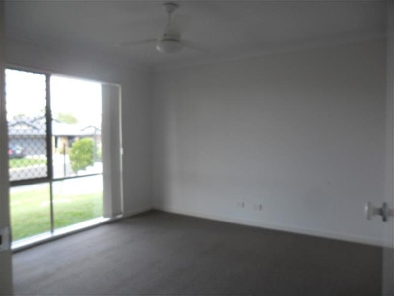 8 Hill End Avenue, Hillcrest QLD 4118