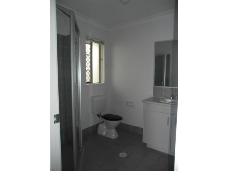 8 Hill End Avenue, Hillcrest QLD 4118