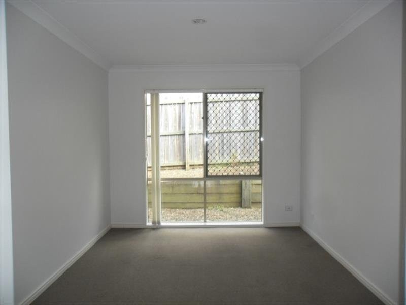 8 Hill End Avenue, Hillcrest QLD 4118