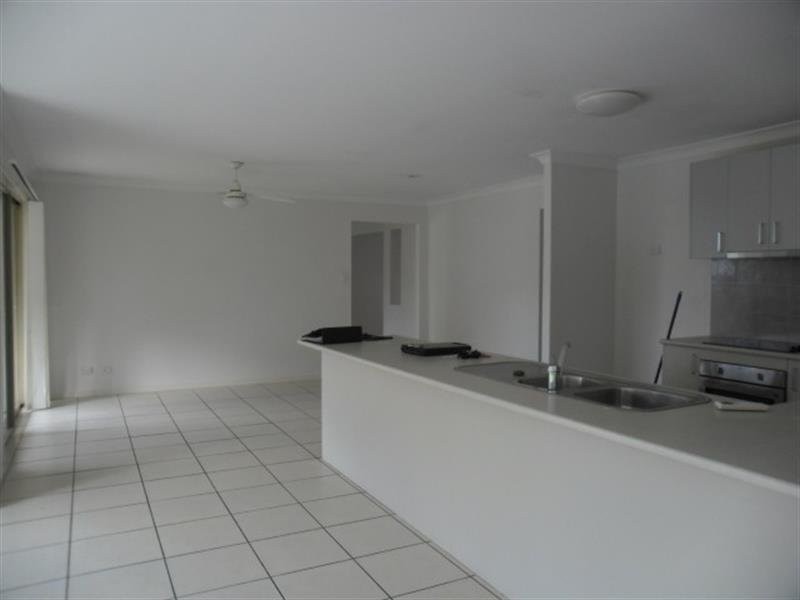 8 Hill End Avenue, Hillcrest QLD 4118