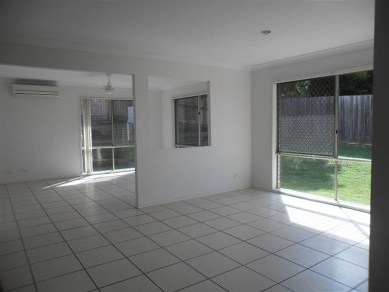 8 Hill End Avenue, Hillcrest QLD 4118