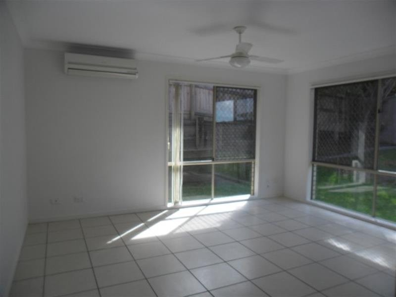 8 Hill End Avenue, Hillcrest QLD 4118