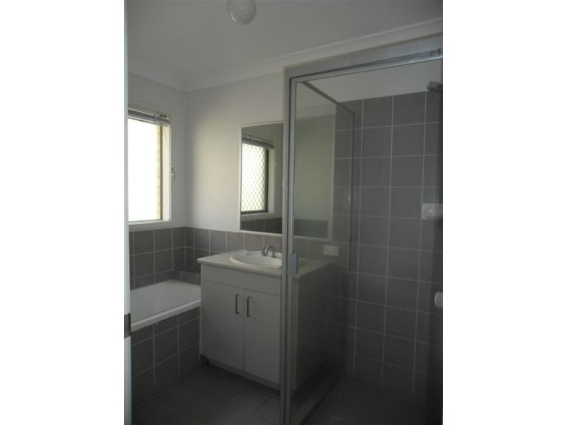 8 Hill End Avenue, Hillcrest QLD 4118