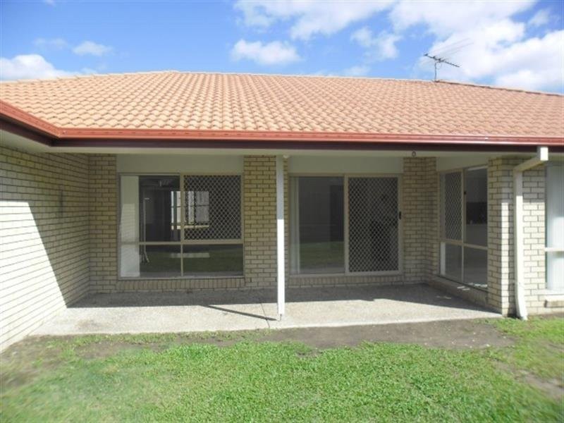 8 Hill End Avenue, Hillcrest QLD 4118