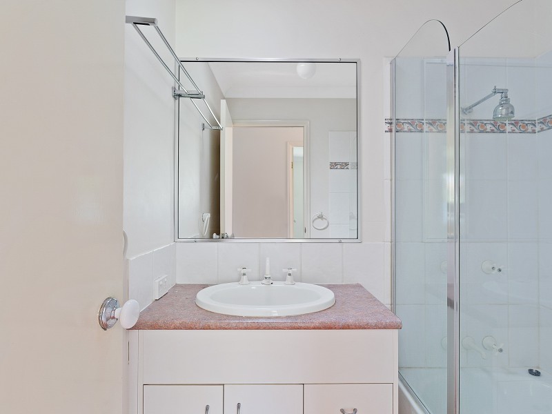 15 Pinewood Street, Wynnum West QLD 4178