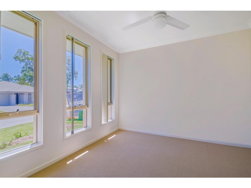 7 April Crescent, Bridgeman Downs QLD 4035
