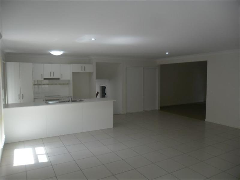 8 Willow Rise Drive, Waterford QLD 4133