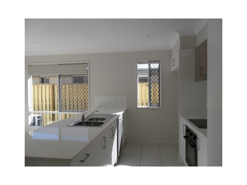 18 Wicker Road, Park Ridge QLD 4125