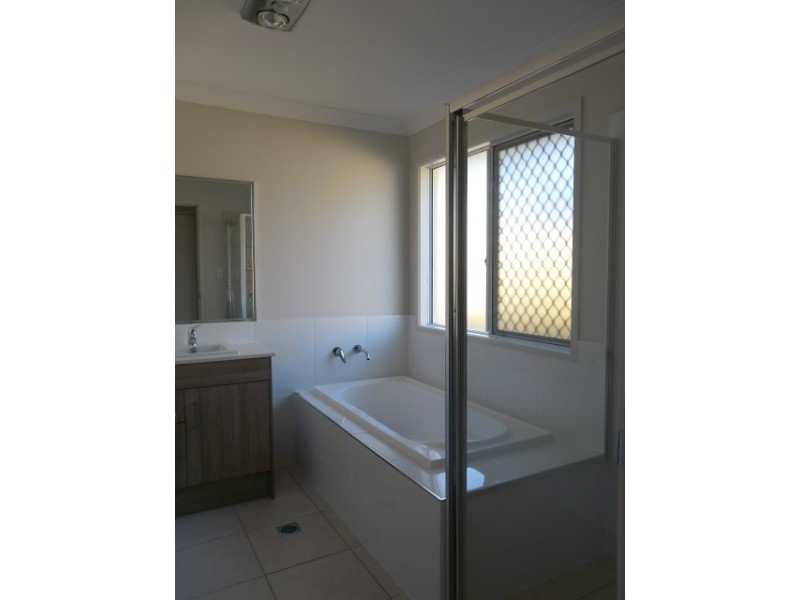 18 Wicker Road, Park Ridge QLD 4125