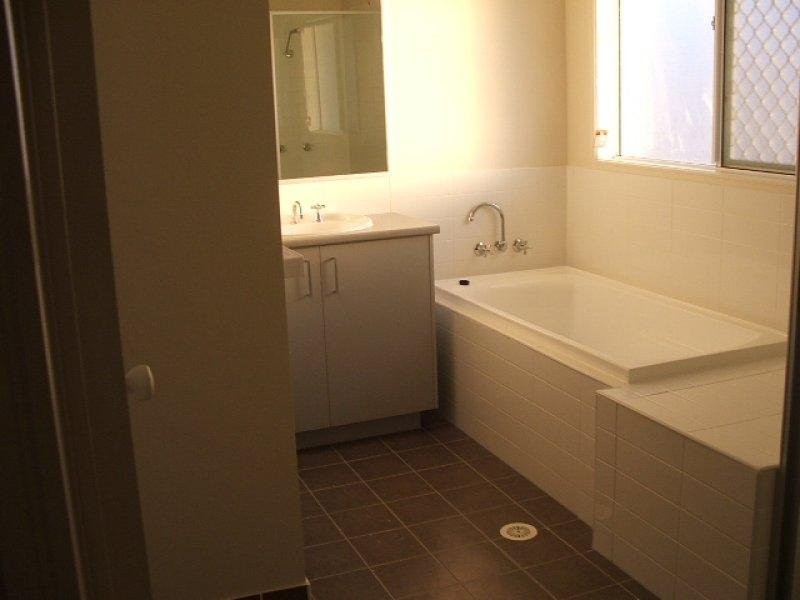 39 Gerard Street Street, Pacific Pines QLD 4211