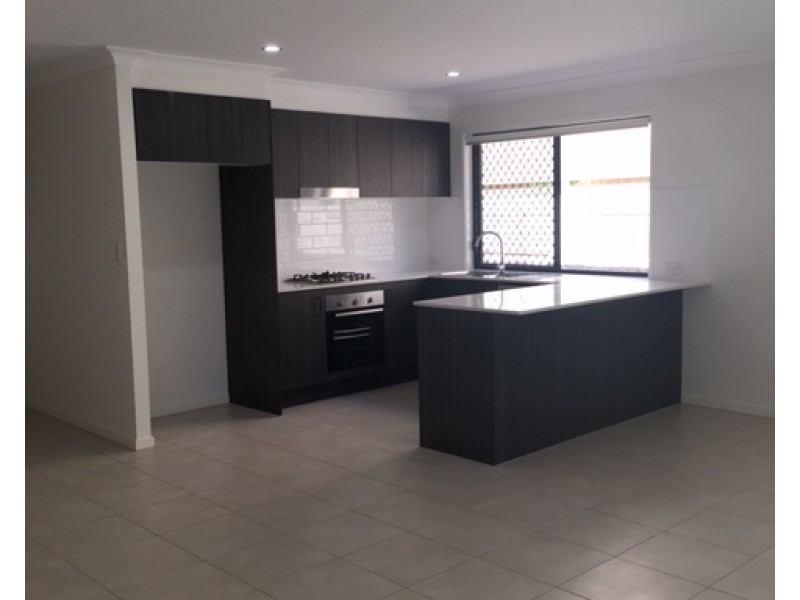 2/5 Kearney Street, Augustine Heights QLD 4300