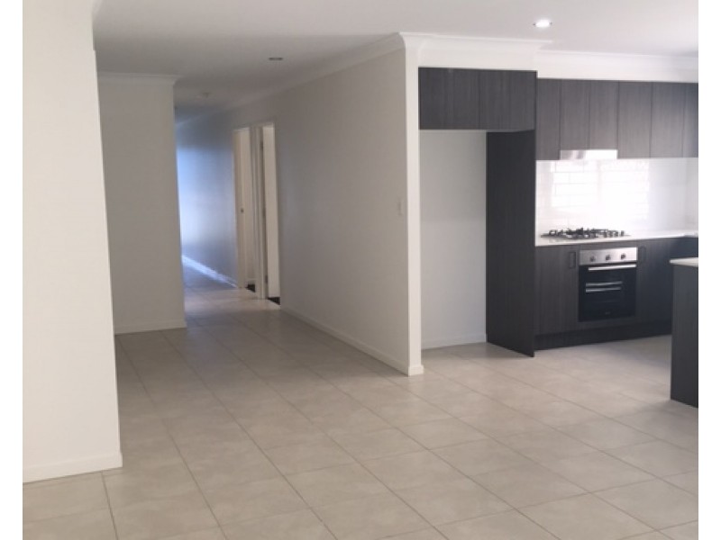 2/5 Kearney Street, Augustine Heights QLD 4300