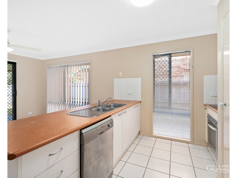 8 Araluen Street, Carindale QLD 4152