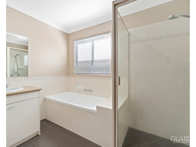 8 Araluen Street, Carindale QLD 4152