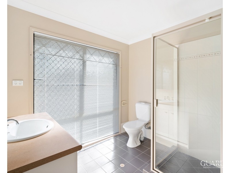 8 Araluen Street, Carindale QLD 4152